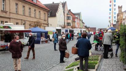 Bild: stg
Kollektive Zufriedenheit herrscht über den Verlauf des ersten Kemnather Wochenmarktes.