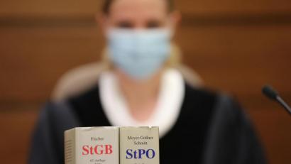 Symbolbild: Oliver Berg, dpa
Corona-Zeiten: Eine Richterin mit Mundschutz, vor ihr Strafgesetzbuch und Strafprozessordnung.