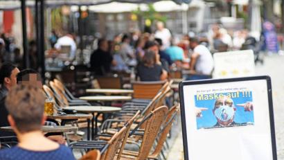 Archivbild: Gabi Schönberger
So ähnlich wie hier im Sommer 2020 könnte es ab Montag wieder in der Weidener Altstadtgastronomie aussehen. Vorausgesetzt die Sieben-Tage-Inzidenz klettert nicht so bald über 100. Dann wäre Ende nächster Woche schon wieder Schluss mit dem Kaffee im Freien.