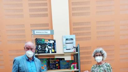 Bild: Bibliothek Kümmersbruck/exb
Bürgermeister Roland Strehl und Büchereileiterin Gabi Pilz stellen die Kümmersbrucker „Bibliothek der Dinge“ vor.