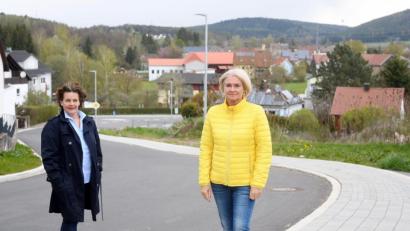 Bild: Gabi Schönberger
Petra Baierl (links) und Sonja Sparrer wohnen an der Pirker Straße, die vor zwei Jahren ausgebaut wurde. Wie viele andere warten sie auf eine Erstattung der von ihnen geleisteten Beiträge für die Durchgangsstrecke, die nicht nur Anwohner nutzen.
