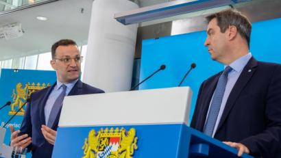 Archivbild: Peter Kneffel
Unterschiedliche Ansichten bezüglich der Fünf-Tages-Regel: Bundesgesundheitsminister Jens Spahn (links) in Berlin zählt den Sonntag nicht mit, Ministerpräsident Markus Söder in München schon.