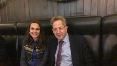 Bild: Twitter/Ried
Juliane Ried mit Ex-Verfassungsschutzpräsidenten Hans-Georg Maaßen, Leuchtgestalt der Werteunion.