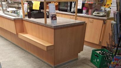 Bild: Köppl
Der verletzte und alkoholisierte Mann trug im Dorfladen von Altendorf einen Kasten Bier nach vorne und ließ ihn zu Boden krachen. Einige Flaschen gingen zu Bruch.