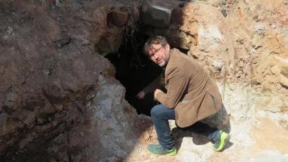 Bild: ow
Bei Baggerarbeiten für die Versorgungsleitungen im Gehsteig wurde in der nordöstlichen Ecke des Markplatzes ein unteririscher Gang entdeckt. Bürgermeister Wolfgang Haberberger will diesen von dem Archäologen, der die Baumaßnahmen stets begleitet, untersuchen lassen.