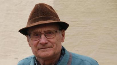 Bild: cvl
Neun Jahre alt war Alois Schraml bei Kriegsende. Heute, über ein Dreivierteljahrhundert später ist er 85. Es sind keine großen Geschichten, die er über die Zeit damals erzählt. Eher Bruchstücke, die er aus seiner Erinnerung hervorkramt