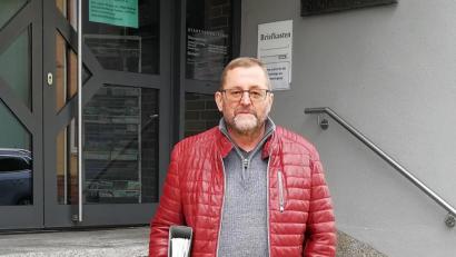 Bild: exb
Wolfgang Schick übergibt 1170 Überschriften für ein Bürgerbegehren zum Erhalt der Schulgebäude in Windischeschenbach.