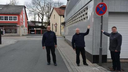 Bild: jr
Vor der Einmündung in die Vorstadt gilt in der Großbüchlberger Straße nun ein absolutes Halteverbot entlang des Garagenbereichs und der Filiale der Bäckerei Kutzer. Darauf wiesen (von rechts) Bürgermeister Stefan Grillmeier und die beiden Verkehrsüberwacher Gerhard Laab und Markus Mickisch hin. Auf der gegenüberliegenden Straßenseite ist eine solche Regelung schon seit längerem in Kraft.