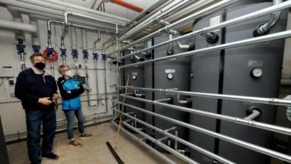 Bild: Stephan Huber
Die Vorsitzenden des TuS Schnaittenbach, Gerald Dagner und Kerstin Maunz, im Keller vor einem Teil der neuen Pellets-Heizanlage.