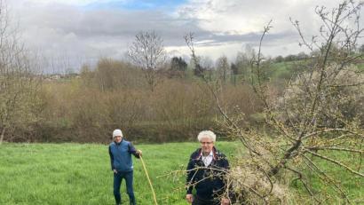 Bild: OWV Floß/exb
Bürgermeister Robert Lindner (vorn) und der OWV-Vorsitzende Markus Staschewski im Biotop „Rosserlohe“, um das sich der Waldverein seit Jahren kümmert. Flora und Fauna dort entwickeln sich gut, wie sich bei einem Termin mit Mathilde Müllner vom Naturpark gezeigt hat.