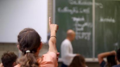 Symbolbild: Daniel Karmann/dpa
Präsenzunterricht, der direkte Rückfragen beim Lehrer erlaubt, fand seit März 2020 für Viertklässler nur wenig statt. Durch Homeschooling und Wechselunterricht entstanden große Lücken im Lernstoff vieler Schüler. In Bayern gibt es am 7. Mai die Übertrittszeugnisse.