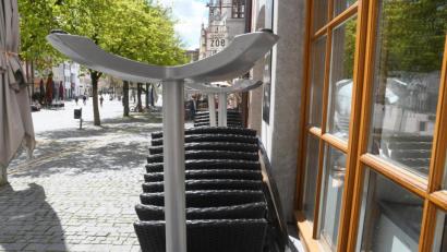 Bild: Gabi Schönberger
Noch stehen die Stühle der Gastronomen ordentlich gestapelt an der Hauswand wie hier in der Altstadt Weidens. Ab nächsten Montag könnte sich das ändern. Doch so mancher Wirt hat noch Bedenken.