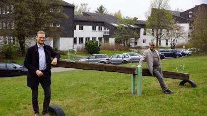 Bild: bkr
Julien Straninger (links) und Bruno Wissenz (rechts) haben mit der Familienferienstätte, die künftig Begegnungscampus Immenreuth heißen wird, viel vor.