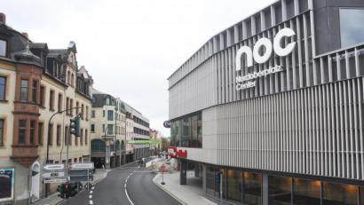 Bild: Gabi Schönberger
Wird die Sedanstraße nochmal umgestaltet? In einem Wettbewerb sollen für den gesamten Umgriff des Nordoberpfalz Centers weitere Entwicklungspotenziale aufgezeigt werden. Auch auf den Bereich um den Großparkplatz Naabwiesen werfen Experten ihr Auge.