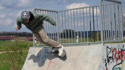 Bild: gf
Auf der Poppenrichter Skaterbahn geht es bei schönem Wetter rund. Gut 30 Skateboarder, Scooter-, Inliner- oder BMX-Fahrer, außerdem Spaziergänger oder zufällig vorbeikommende Radfahrer, die dem sportlichen Treiben gespannt zuschauen, sind hier selten anzufinden. "Frisches Trinkwasser hätten wir an heißen Tagen schon ganz gern", sagen die jugendlichen Skateboarder.