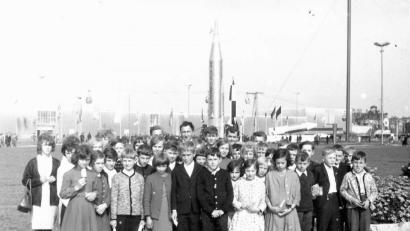 Bild: Archiv Fürk
1965 unternahm Lehrer Heiner Kohl (hinten, Mitte) mit seinen Schülern einen Bildungsausflug nach Sinsheim in das Verkehrsmuseum. Mit dabei war auch Bürgermeister Ferdl Buchfelder.