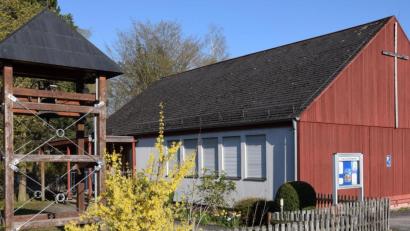 Bild: bö
Die evangelische Filial-Kirchengemeinde Ebermannsdorf hat sich auf der Suche nach einem neuen Zuhause an den Gemeinderat gewandt. Angedacht ist die Mitnutzung des Gemeindesaals im neuen Rathaus. Doch den gibt es gemäß der Mehrheitsentscheidung im Gemeinderat bald nicht mehr. Das Bild zeigt das Dietrich Bonhoeffer-Haus der Filialgemeinde.