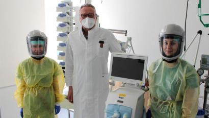 Bild: Kliniken Nordoberpfalz
Die Großspende von Peter Unger ermöglicht am Klinikum Weiden einen Langzeittest der neuen Schutzanzüge für die Mitarbeiter. Die Ausrüstung garantiert nicht nur die optimale Sicherheit, sondern auch mehr Komfort. Anästhesie-Chefarzt Dr. Jürgen Altmeppen (Mitte) freut sich zudem über die neueste Generation hochmoderner Beatmungsgeräte.