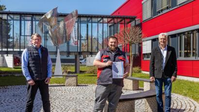 Bild: Firma Kassecker/exb
Kassecker-Geschäftsführer Josef Andritzky (r.) und Arno Schwarz (l.) gratulieren Christoph Frank zum grandiosen Prüfungsergebnis.