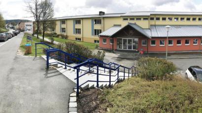 Bild: Gabi Schönberger
Auf dem Gehweg bei der Treppe zum Haupteingang der Grund- und Mittelschule Pressath steht immer wieder ein Mann, um gegen Corona-Maßnahmen zu protestieren.