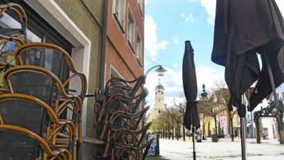 Bild: Gabi Schönberger
Noch stapeln sich die Stühle vor den gastronomischen Betrieben am Unteren Markt in Weiden. Ab Montag könnten nach Monaten wieder Gäste darauf Platz nehmen.