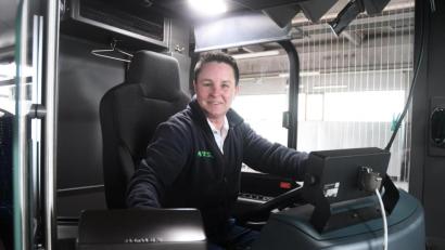 Bild: Gabi Schönberger
An Vatertag heißt es bei Wies: Frauen ans Steuer. Der erste Impuls dieser Aktion kam von Claudia Conrad, die seit 2000 für das Weidener Busunternehmen arbeitet.