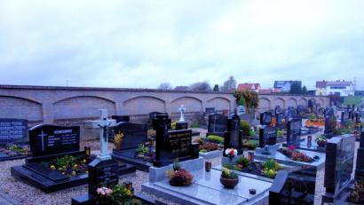 Bild: fjo
Unübersehbare Risse in der Altenstädter Friedhofsmauer veranlassten den Stadtrat zur Aufnahme der Sanierung in den diesjährigen Haushaltsplan. Dies verunsichere nun die Bürger des betroffenen Stadtteils.