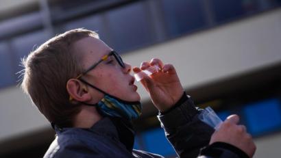 Archivbild: Nicolas Armer
Im Landkreis Wunsiedel läuft der Pooltest schon seit einiger Zeit. Adam von der Grund- und Mittelschule Kirchenlamitz zeigt, wie der Gurgeltest funktioniert, der in einigen Tagen auch an Schulen im Landkreis Tirschenreuth starten soll.