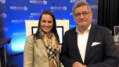 Bild: Twitter/Ried
Netzwerkerin Juliane Ried mit dem konservativen Wirtschaftsjournalsiten Roland Tichy.