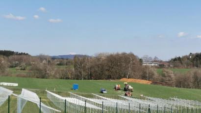 Bild: Portner
Während der Solarpark Oberviechtach 1 an der Kreisstraße zwischen Oberviechtach und Wildeppenried seit zwei Wochen aufgeständert ist, beginnen auch gegenüber im Solarpark 2 die Arbeiten. Der Bürgermeister begrüßt die Förderkulisse der Staatsregierung für Photovoltaik-Freiflächenanlagen.