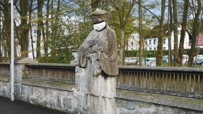 Bild: lnz
Der heilige Nepomuk auf der Färberbrücke in Mitterteich trägt seit einiger Zeit eine Maske.