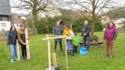 Bild: ibj
Mit den Kindern und Eltern freut sich Gartenbauvereinsvorsitzender Edi Eckl (Zweiter von rechts) über die erfolgreiche Apfelbaumzucht.