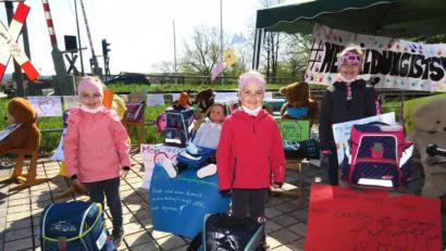 Bild: Hirsch
Luna, Jana und Emma (von links) freuen sich auf die Rückkehr in die Kita und die Schule. Sie vermissen den Kontakt zu ihren Freundinnen.