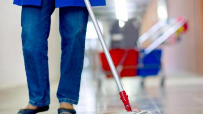 Bild: Jens Büttner/dpa
Der Auftrag für die Reinigung städtischer Gebäude sollte im Stadtrat vergeben werden. Ein SPD-Antrag zum Thema wurde beschlossen, lief aber ins Leere.