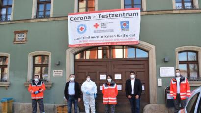 Bild: Markt Eslarn/exb
Organisatoren, Politiker und Mitarbeiter freuen sich über die neue Teststation im Rathaus (von links): Thomas Kleber, Reiner Gäbl, Laura Roth, Corinna Völkl, Sandro Galitzdörfer und Georg Rauch.