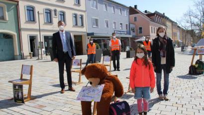 Bild: ads
Barbara Lauerer (rechts) von der Initiative "Lobby für Kinder" beteiligte sich wie viele Gruppierungen in Ostbayern an einer Bilderausstellung von Schülern am Hirschauer Marktplatz. Bürgermeister Hermann Falk (links) begrüßte die Aktion für mehr Präsenzunterricht.