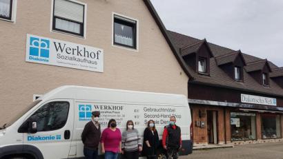 Bild: Werkhof Stiftland/exb
Ein Teil des Werkhof-Teams vor dem projekteigenen Transporter und dem Laden in der Franz-Heldmann-Straße.