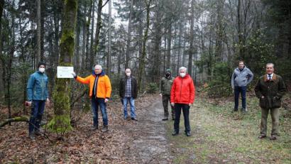 Bild: njn
In Anwesenheit von (von links) Revierleiter Carsten Klöble, Forstbetriebsleiter Norbert Zintl, Naturpark-Geschäftsführer Ernst Tippmann, Ranger Jonas Ständer, Bürgermeister Johannes Reger, Steinwald-Allianz-Geschäftsführer Martin Schmid und des Naturpark-Vorsitzenden Eberhard Freiherr von Gemmingen-Hornberg wurde das erste Sperr-Schild angebracht.