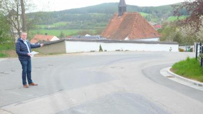 Bild: ohr
Die Eichelbergstraße wird durchgängig als Vorfahrtsstraße beschildert. Für alle anderen Ortsstraßen gilt „Rechts vor Links“. Im Bild Bürgermeister Franz Grabinger am neuralgischen Punkt: der Einmündung „Am Bleischacht“ beim Friedhof.