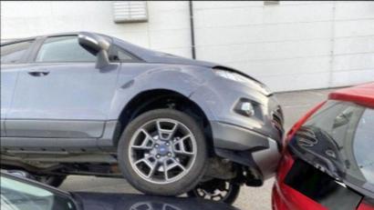 Bild: Polizeiinspektion Amberg
Gut gestapelt. Bei einem spektakulären Unfall ohne Personenschaden wurde es am Samstag eng auf einem Parkplatz an der Fuggerstraße.