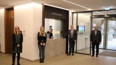 Bild: Landratsamt Tirschenreuth/Sara Dietz/exb
Landrat Roland Grillmeier (Zweiter von rechts) präsentierte mit Wolfgang Fenzl, dem Leiter der Hauptverwaltung (rechts), den umgebauten „Info-Point“ im Landratsamt. Mit im Bild (von links) Stefanie Meier, Marie Kammermeier und Michael Hecht, welche abwechselnd an dem Schalter tätig sind.