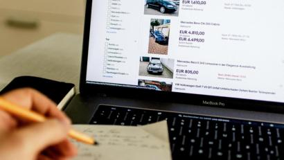 Bild: Zacharie Scheurer/dpa
Ohne Recherche geht es nicht: Käuferinnen und Käufer müssen erst ein Gefühl für realistische Preise bekommen, bevor sie Angebote konkreter ins Auge fassen.