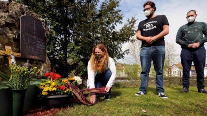 Bild: Stephan Huber
Die PunK-Mitglieder Kathrin Birner, Stefan Dietl und Veit Stephan (von links) legen einen Blumenkranz am Kriegsgefangenen-Gedenkstein in der Schillerstraße nieder, um an die Opfer des Nationalsozialismus zu erinnern.