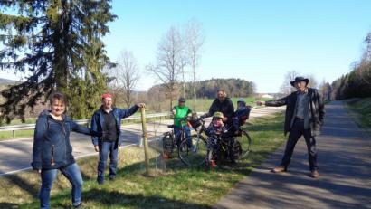 Bild: amö
Die Bäume sind gepflanzt. Von links: Sonja Meier und Alfons Linsmeier mit einer Gruppe Radfahrer und Dr.Günter Gilch (rechts)