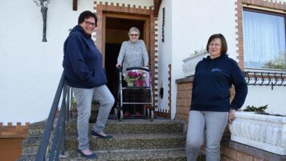 Bild: bnr
Mit einem Blumengebinde überraschte der VdK Ortsverband Pfreimd seine weiblichen Mitglieder zum Muttertag. Vorsitzden Gerdi Gradl (links) und ihre Helferin Hildegard Dippl (rechts) statteten Anita Höhle einen Besuch ab.