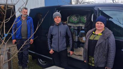 Bild: ld
In gepflegten Boxen durften ein Rammler und drei Häsinnen mit dem Ehepaar Irina und Dimitri Povalov die Reise nach Russland antreten. Für Züchter Wolfgang Liedl (links) sicher kein alltäglicher Vorgang.