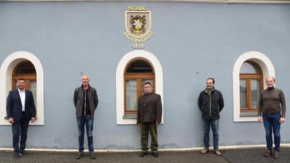 Bild: bey
Bürgermeister Rainer Rewitzer vereidigte Wolfgang Helm und Peter Wild (von links) als neue Feldgschworene. Geschäftsleiter Günter Gschwindler (rechts) führte das Protokoll über die Vereidigung. Johann Sax (2. von rechts) als Siebnerobmann freute sich dass sich der Kreis der Feldgeworenen, im Besonderen unmittelbar für die Stadt Pleystein, wieder vergrößert hat.