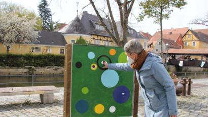 Bild: ads
Die Gucklochkiste, ein interessantes Kaleidoskop in der Schiffgasse, hat Dorthe Pfeiffer von der Werkstatt für Kinder Amberg mit Schülern der Dreifaltigkeits-Grundschule geschaffen.