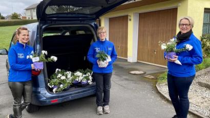 Bild: nza
Über 60 Blumen überreichten Petra Schwingshandl, Melanie Fröhlich und Daniela Bauer (von links) am Wochenende ihren weiblichen Vereinsmitgliedern.