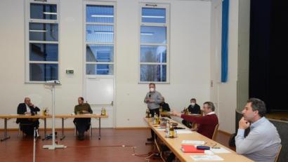 Bild: bey
Günther Pichlmeier, Firma Corwese (stehend) stellt in der Marktratssitzung am Dienstagabend das Ergebnis der Markterkundung vor. Er appellierte an das Gremium, nach dem Ende der Sommerpause über den Umfang des Ausbaues zu entscheiden.